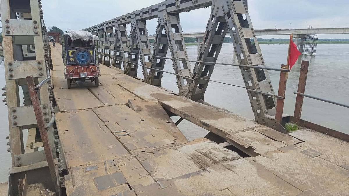 কুড়িগ্রামে ১৪০ বছরের সোনাহাট সেতুর পাটাতন ভেঙে ভারী যান চলাচল বন্ধ হয়ে পড়েছে। বুধবার দুপুরে ভূরুঙ্গামারী উপজেলার সোনাহাট রেল সেতু এলাকায়