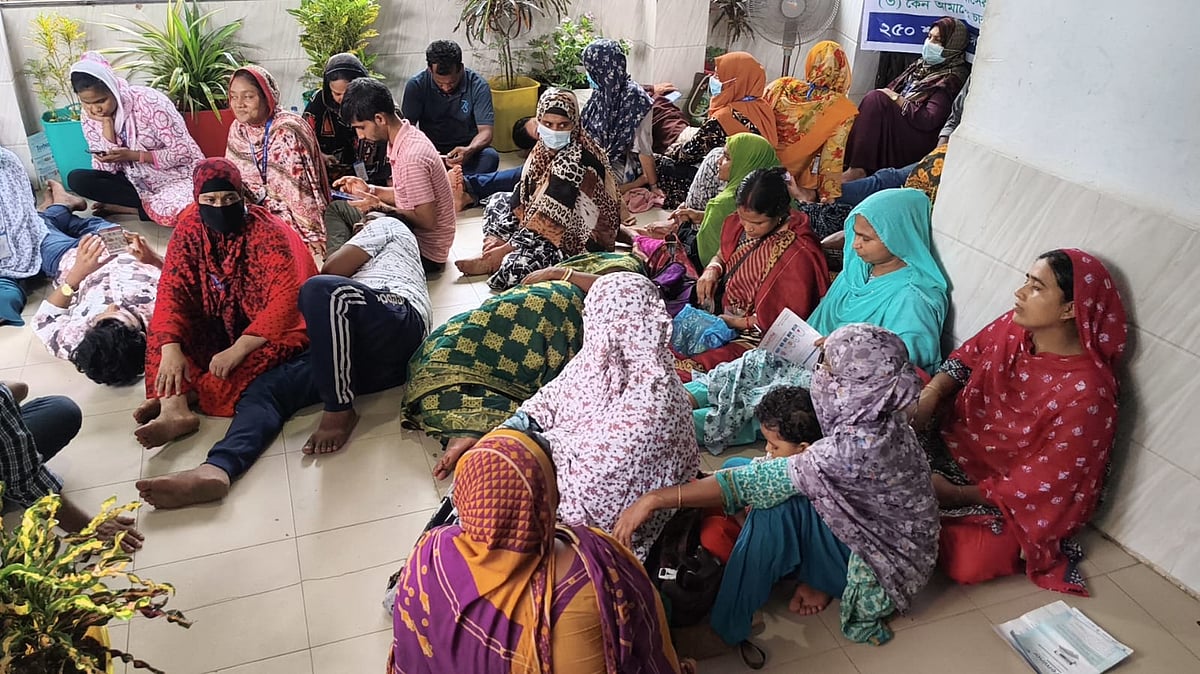হাসপাতালের প্রশাসনিক ভবনে গেটে তালা ঝুলিয়ে আউটসোর্সিং কর্মীদের অবস্থান কর্মসূচি। বুধবার বাগেরহাট জেলা হাসপাতালে