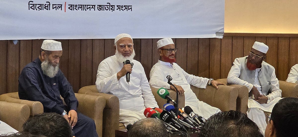 সাংবাদিকদের সঙ্গে বাজেট–পরবর্তী মতবিনিময় সভায় সংসদে বিরোধীদলীয় নেতা ও জামায়াতে ইসলামীর আমির শফিকুর রহমান। আজ বুধবার জাতীয় সংসদের এলডি হলে