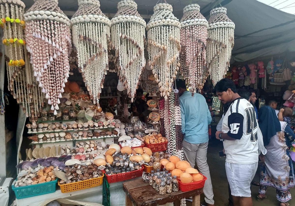 কক্সবাজারের সুগন্ধা সৈকতে গড়ে ওঠা অবৈধ দোকান