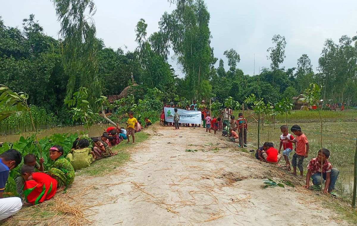 হরিণচওড়া মাঝের চরে বন্ধুসভার বৃক্ষরোপণ