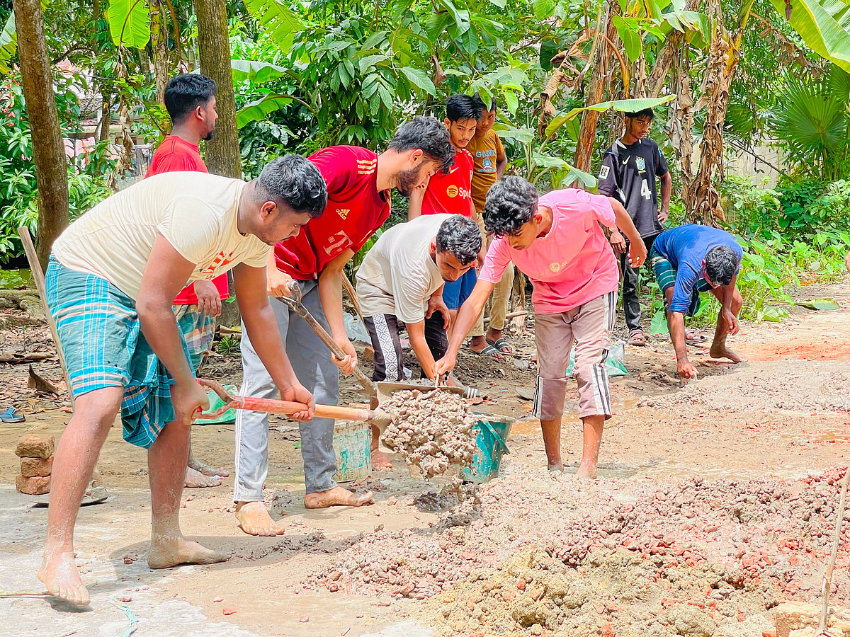 মৌলভীবাজারে চাঁদা তুলে স্বেচ্ছাশ্রমে গ্রামের দুই রাস্তা সংস্কার, তরুণদের উদ্যোগের প্রশংসা