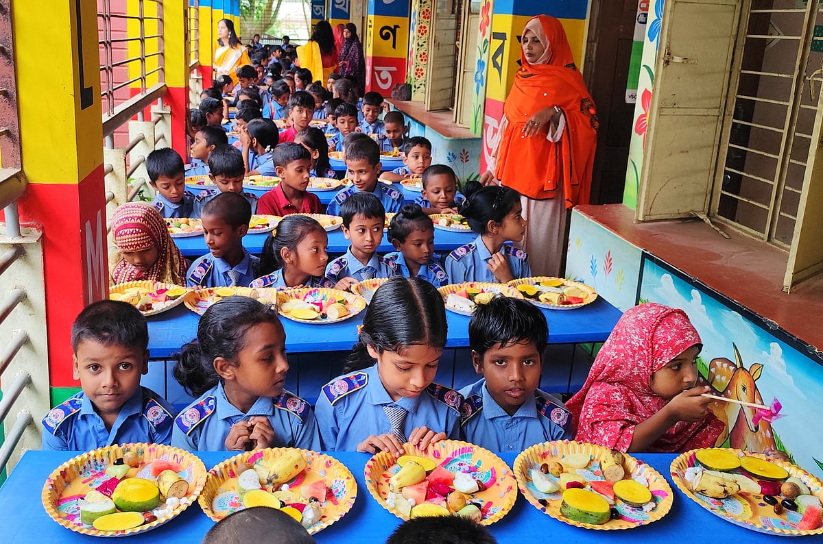 ফলের স্বাদে, হাসি–আনন্দে মাতল শিশুশিক্ষার্থীরা