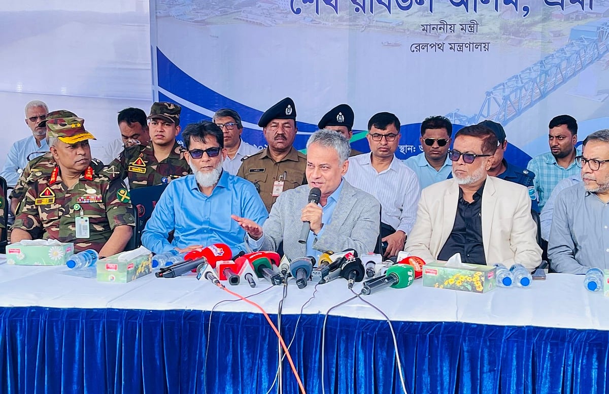 নারায়ণগঞ্জের ফতুল্লার আলীগঞ্জে পদ্মা সেতু রেল সংযোগ প্রকল্পের ভায়াডাক্টের নিচে মাটি অপসারণ কার্যক্রম পরিদর্শন শেষে সংবাদ সম্মেলনে কথা বলেন রেলমন্ত্রী শেখ রবিউল আলম। বৃহস্পতিবার সকালে