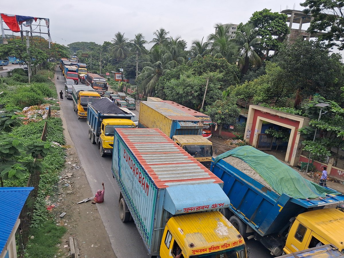 কুমিল্লার দাউদকান্দি উপজেলার হাসানপুর থেকে গৌরীপুর পর্যন্ত সাত কিলোমিটার যানজটের সৃষ্টি হয়েছে। আজ বৃহস্পতিবার সকালে