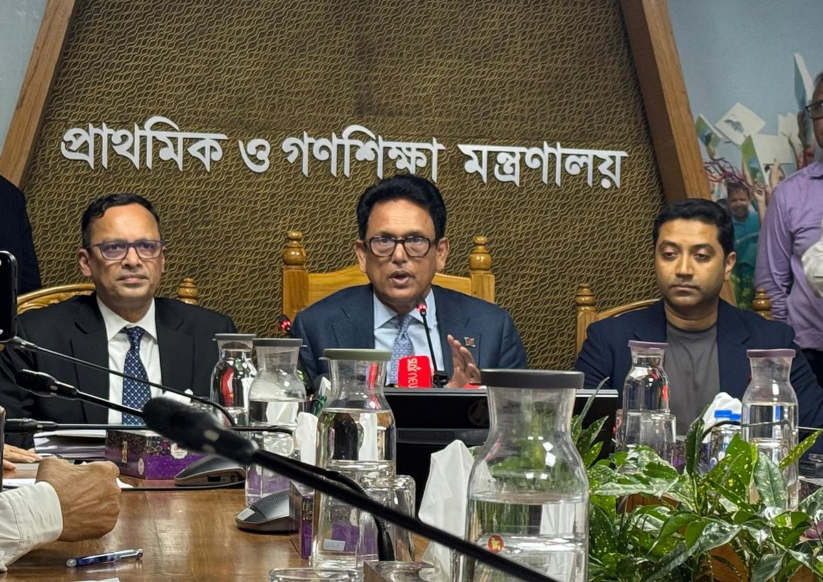 সংবাদ সম্মেলনে শিক্ষা, প্রাথমিক ও গণশিক্ষামন্ত্রী আ ন ম এহছানুল হক মিলন, প্রাথমিক ও গণশিক্ষা প্রতিমন্ত্রী ববি হাজ্জাজ, অ্যাটর্নি জেনারেল রুহুল কুদ্দুস উপস্থিত ছিলেন। প্রাথমিক ও গণশিক্ষা মন্ত্রণালয়, সচিবালয়, ঢাকা, ২ জুলাই ২০২৬