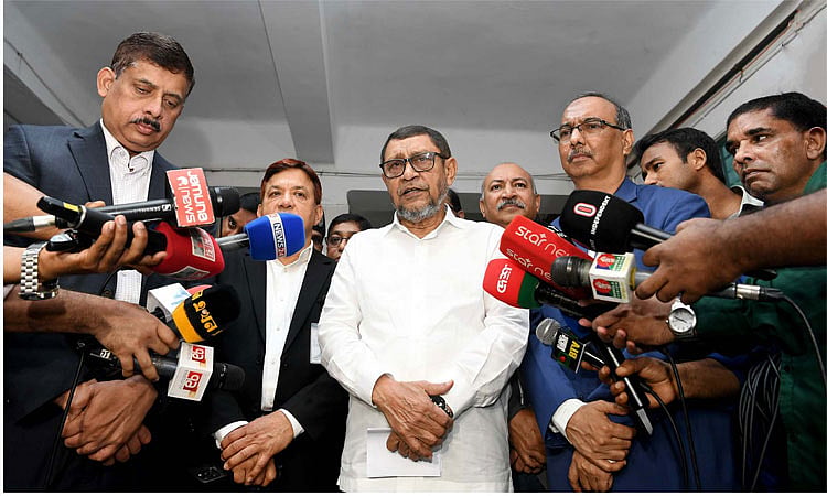 আজ ঢাকা মেডিকেল কলেজে প্যাথলজি বিভাগে মাইক্রোস্কোপ ও ল্যাবরেটরি যন্ত্রপাতি হস্তান্তর অনুষ্ঠানে সাংবাদিকদের ব্রিফ করেন