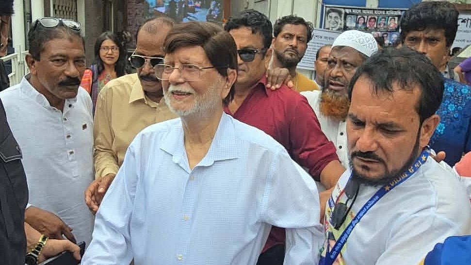 ভোটকেন্দ্রের দরজায় তালা দেওয়াকে কেন্দ্র করে উত্তেজনা