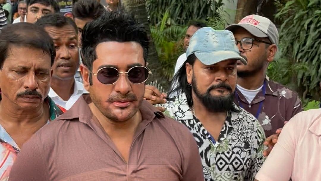 ভোট দিতে এসেছিলেন অনন্ত জলিল। ছবি : নাজমুল হক