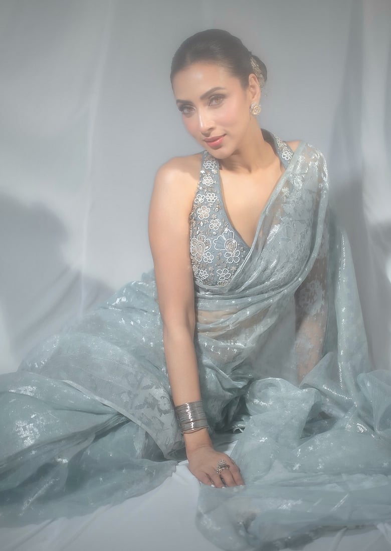 জামদানির ইথেরিয়াল আবহে মোহ ছড়াচ্ছেন মিম