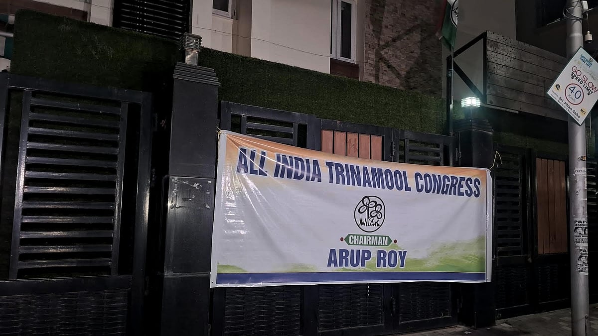 কলকাতার মেট্রোপলিটন এলাকায় তৃণমূল ভবনের দখল নেওয়ার পর নতুন ব্যানার লাগিয়েছেন বিদ্রোহী অংশের কর্মীরা