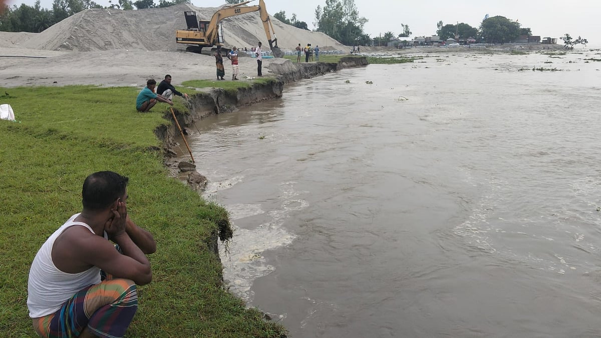 উজান থেকে নেমে আসা ঢলে স্পার বাঁধে ধস দেখা দিয়েছে। এতে ভাঙনের আতঙ্কে দিন কাটাচ্ছেন নদীতীরবর্তী এলাকার মানুষ। আজ শুক্রবার বিকেলে বগুড়ার ধুনট উপজেলার শহড়াবাড়ি এলাকায়