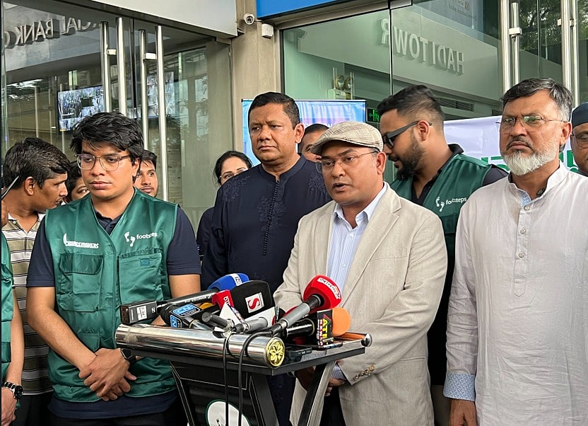 রাজধানীর গুলশানে পরিচ্ছন্নতা কার্যক্রম নিয়ে সংবাদ সম্মেলনে বক্তব্য দেন প্রধানমন্ত্রীর বিশেষ সহকারী (পরিবেশ, বন ও জলবায়ু পরিবর্তনবিষয়ক) মো. সাইমুম পারভেজ। উপস্থিত ছিলেন ডিএনসিসির প্রশাসক মো. শফিকুল ইসলাম খান (ডানে), গুলশান সোসাইটির সভাপতি ওমর সাদাত (বাঁয়ে) ও অন্যরা