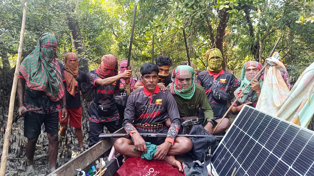সুন্দরবনের গভীরে আস্তানায় ‘দুলাভাই বাহিনীর’ সদস্যদের সঙ্গে বসে আছেন বাহিনীর প্রধান রবিউল ইসলাম। চলতি বছরের জানুয়ারিতে