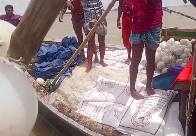 ভোলার মনপুরা ও চরফ্যাশন উপজেলার সীমান্তবর্তী চর নিজামসংলগ্ন মেঘনা নদীর মোহনায় সারবোঝাই একটি বাল্কহেড আটক করে ‘কিছু’ সারের বস্তা ছিনিয়ে নেওয়া হয়