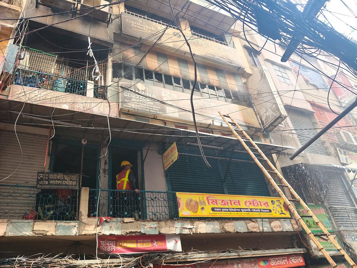 ফায়ার সার্ভিসের ছয়টি ইউনিট প্রায় দুই ঘণ্টার চেষ্টায় আগুন নিয়ন্ত্রণে আনতে সক্ষম হয়