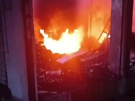 চাঁদপুরে শত্রুতার জেরে দোকানে আগুন দেওয়ার অভিযোগ