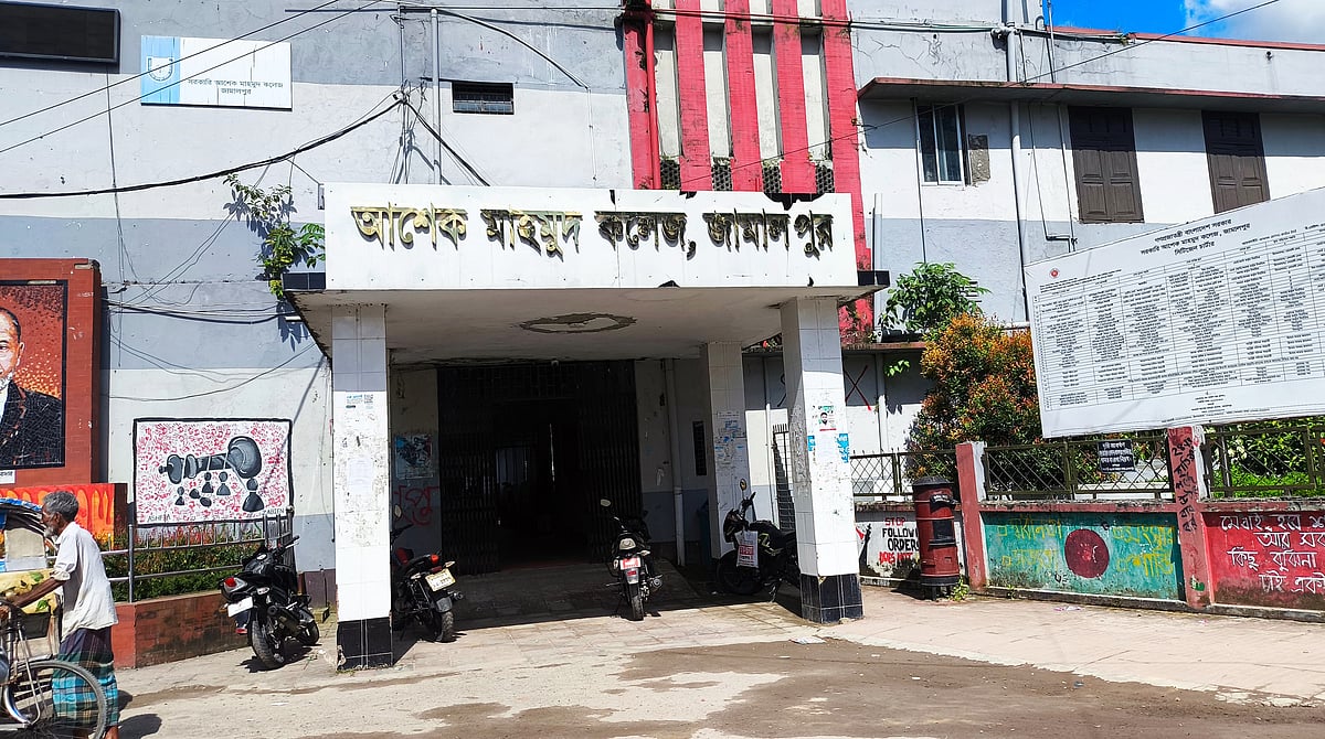 জামালপুরের সরকারি আশেক মাহমুদ কলেজকেন্দ্রের একটি কক্ষে অনিয়মিত শিক্ষার্থীদের প্রশ্নপত্রে নিয়মিত শিক্ষার্থীদের পরীক্ষা নেওয়া হয়েছে