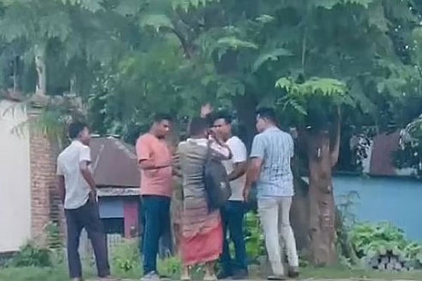 মামলার এজাহারে লুঙ্গি পরা ব্যক্তির ‘প্যান্টের পকেট’ থেকে মাদক উদ্ধারের দাবি