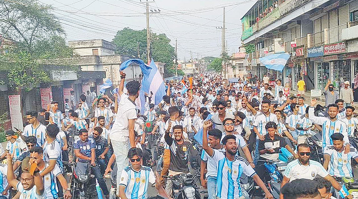 আর্জেন্টিনা ফুটবল দলের সমর্থকদের মোটরসাইকেল শোভাযাত্রা। সম্প্রতি সুনামগঞ্জ পৌর শহরে