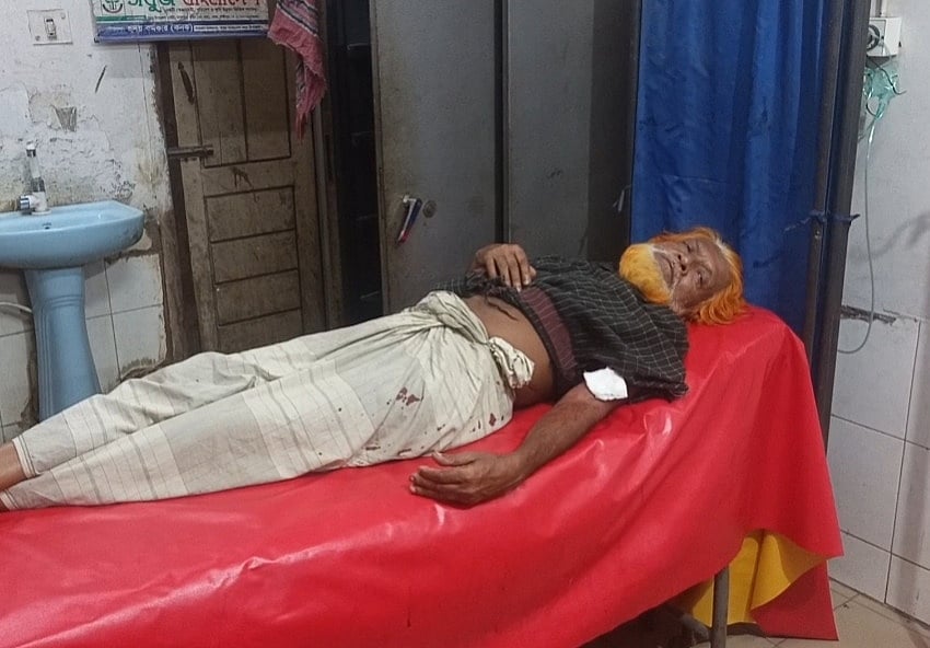 আহত নজরুল ইসলাম। গতকাল রাতে লক্ষ্মীপুর সদর হাসপাতালে