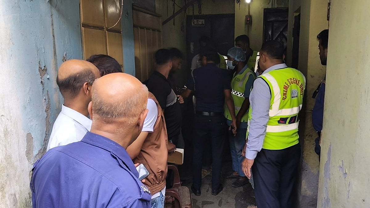 ময়মনসিংহ নগরের ৩৬ বাড়ি কলোনি এলাকার একটি ভাড়া বাড়ি থেকে এক যুবকের গলাকাটা লাশ উদ্ধার করেছে পুলিশ। রোববার দুপুরে
