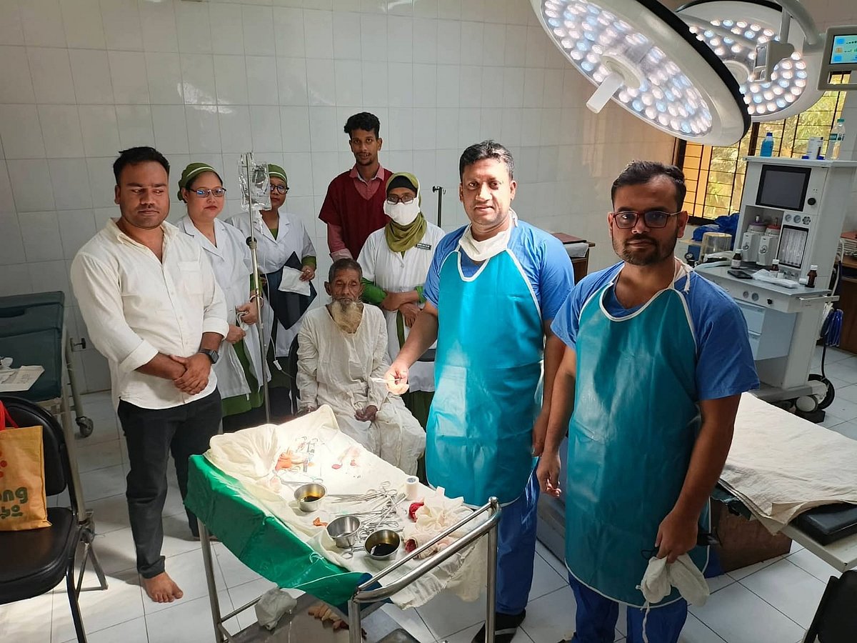 মুক্তিযুদ্ধের সময় আহত মন্নাস আলীর পেট থেকে ৫৫ বছর পর গুলি অপসারণ করা হয়েছে। তিনি সুস্থতার দিকে এগিয়ে যাচ্ছেন। শনিবার দুপুরে দুর্গাপুর উপজেলা স্বাস্থ্য কমপ্লেক্সে