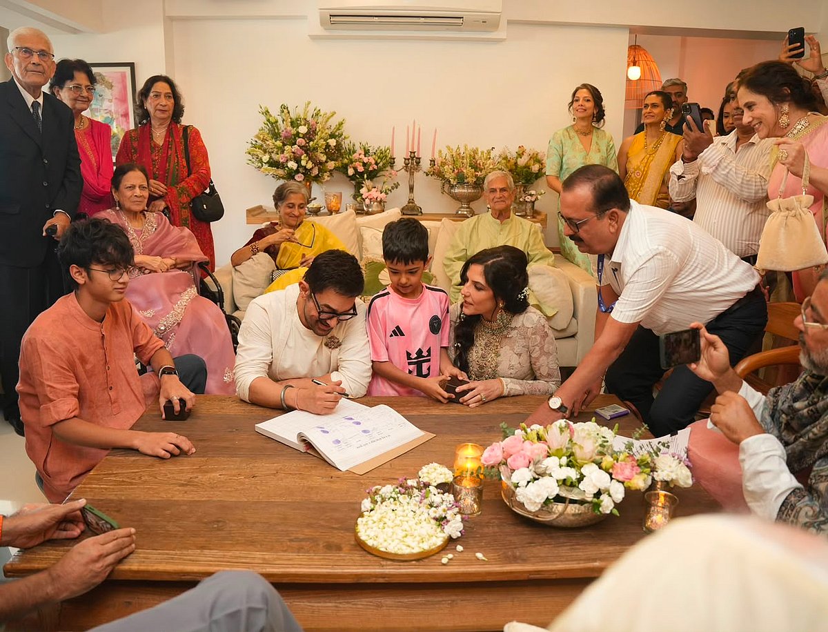 আজ রোববার দুপুরে মুম্বাইয়ের বান্দ্রায় আমির খানের বাড়িতেই অনুষ্ঠিত হয়েছে একেবারে ঘরোয়া এই বিয়ের অনুষ্ঠান। ছবি : আমির খানের মুখপাত্রের সৌজন্যে