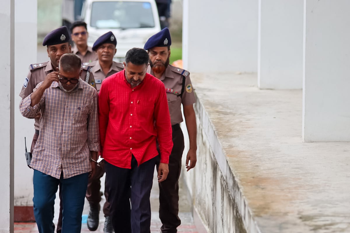 বরিশালে অগ্রণী হাউজিংয়ের ব্যবস্থাপনা পরিচালককে মারধর ও লাঞ্ছিত করে চেক ও স্ট্যাম্পে সই নেওয়ার ঘটনায় করা মামলায় গ্রেপ্তার মোস্তাফিজুর রহমান (ডানে) ও আবুল কালাম আজাদ। গ্রেপ্তারের পর শনিবার বিকেলে তাঁদের পুলিশ কমিশনার কার্যালয়ে নিয়ে যাওয়া হয়