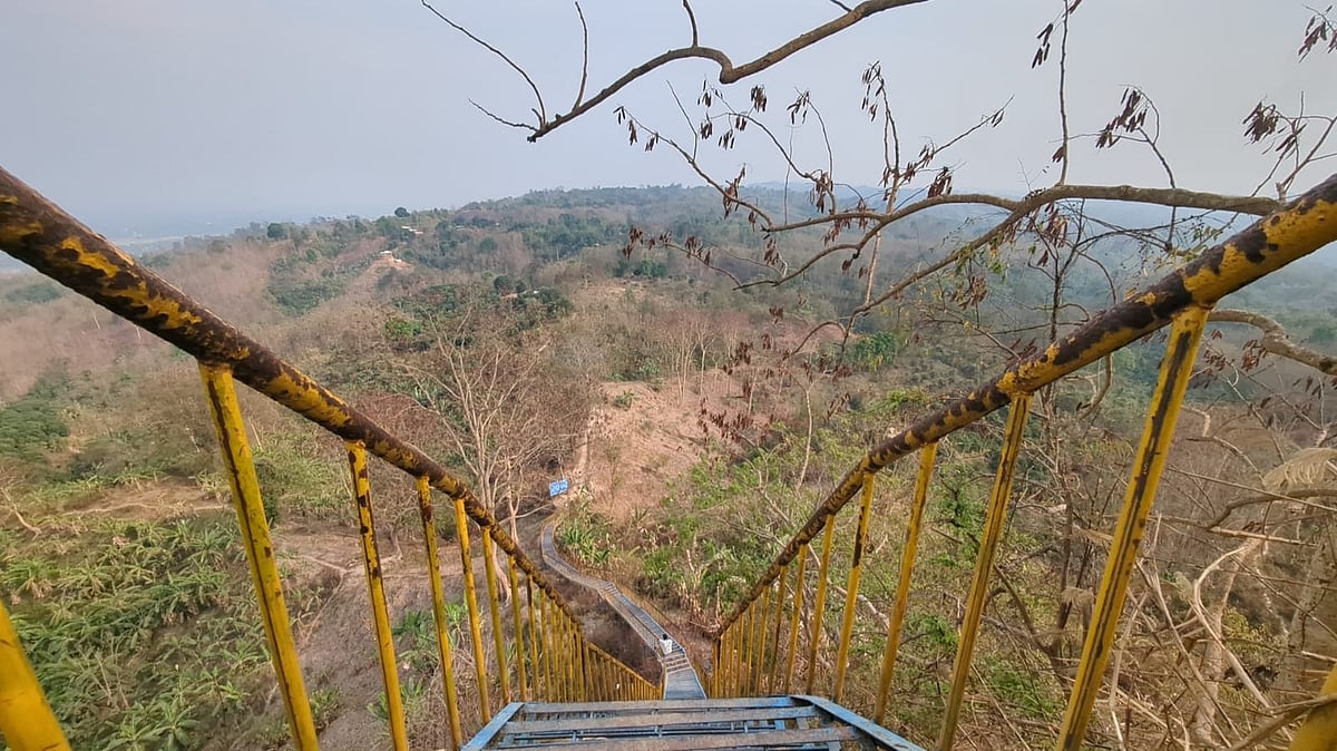 ২০১৫ সালে সিঁড়িটি নির্মাণ করে পার্বত্য চট্টগ্রাম উন্নয়ন বোর্ড। সিঁড়িতে রয়েছে ৩০০টি ধাপ