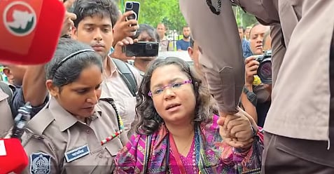 ‘হকার ও অটোরিকশা হটাও’ আন্দোলনের কর্মী সোহানী শিফাকে দুপুরে সচিবালয়ের সামনে থেকে আটক করে পুলিশ