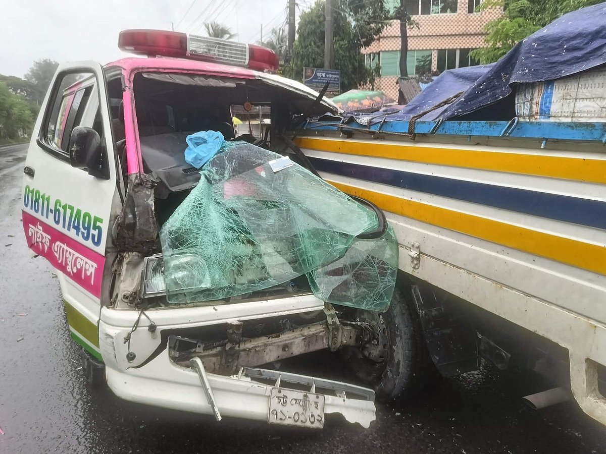 নবজাতকের লাশ নিয়ে অ্যাম্বুলেন্সে ঘরে ফিরছিলেন, সড়ক দুর্ঘটনায় আহত ৩