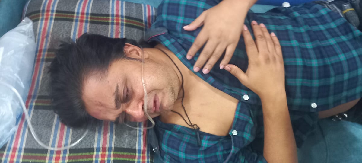 মারধরের শিকার উপসহকারী কমিউনিটি মেডিক্যাল কর্মকর্তা আবদুল্লাহ আল কামাল। আজ সকালে নারায়ণগঞ্জের আড়াইহাজার উপজেলা স্বাস্থ্য কমপ্লেক্সে