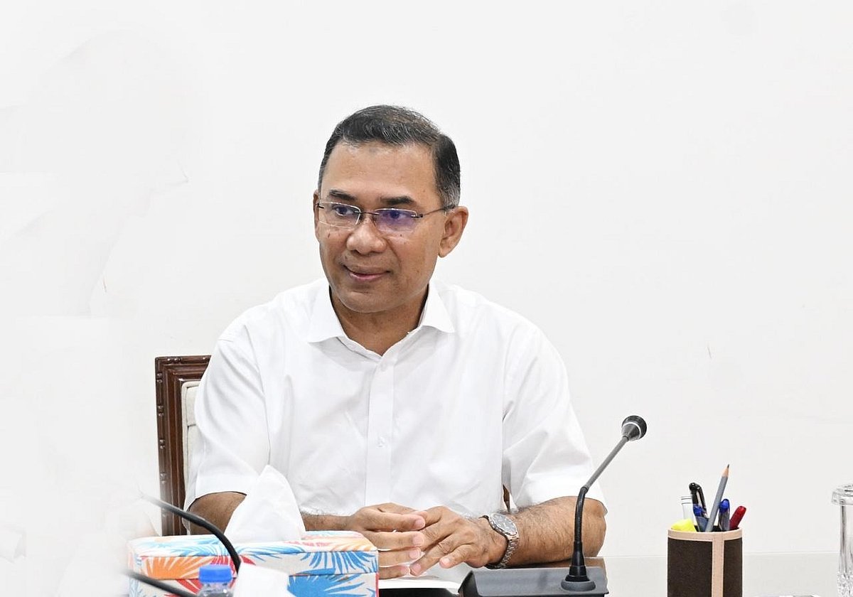 প্রধানমন্ত্রী তারেক রহমান প্রধানমন্ত্রীর কার্যালয়ে অনুষ্ঠিত সভায় গুলশান লেকের পরিবেশ রক্ষা ও সমন্বিত বর্জ্য ব্যবস্থাপনা নিশ্চিত করার নির্দেশ করেন। বাংলাদেশ সচিবালয়, ঢাকা। ৬ জুলাই ২০২৬