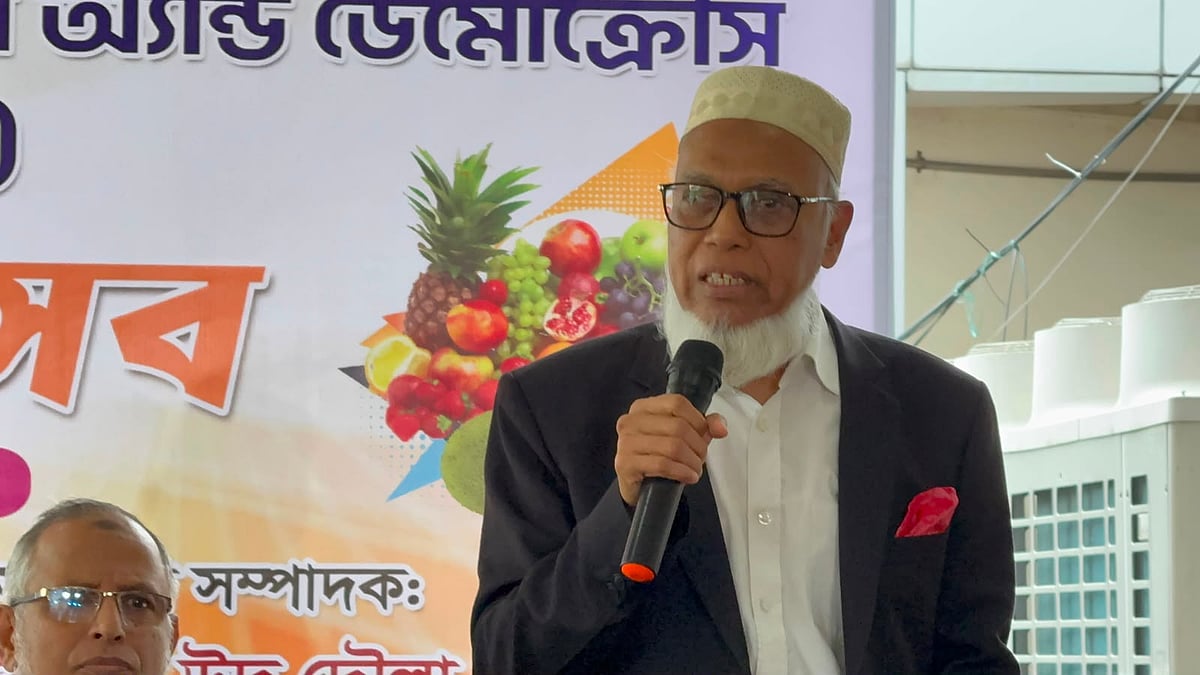 নির্বাচন কমিশনার আবদুর রহমানেল মাছউদ। আজ সোমবার রাজধানীর আগারগাঁওয়ের নির্বাচন ভবনে রিপোর্টার্স ফোরাম ফর ইলেকশন অ্যান্ড ডেমোক্রেসির (আরএফইডি) ফল উৎসবে