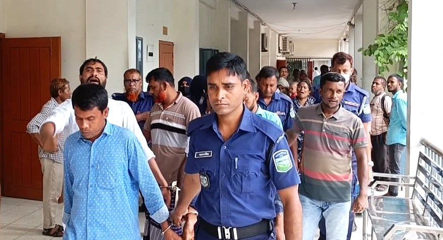 সাজাপ্রাপ্ত আসামিদের আদালত থেকে কারাগারে নেওয়া হচ্ছে। আজ সোমবার দুপুরে জামালপুর আদালত চত্বরে
