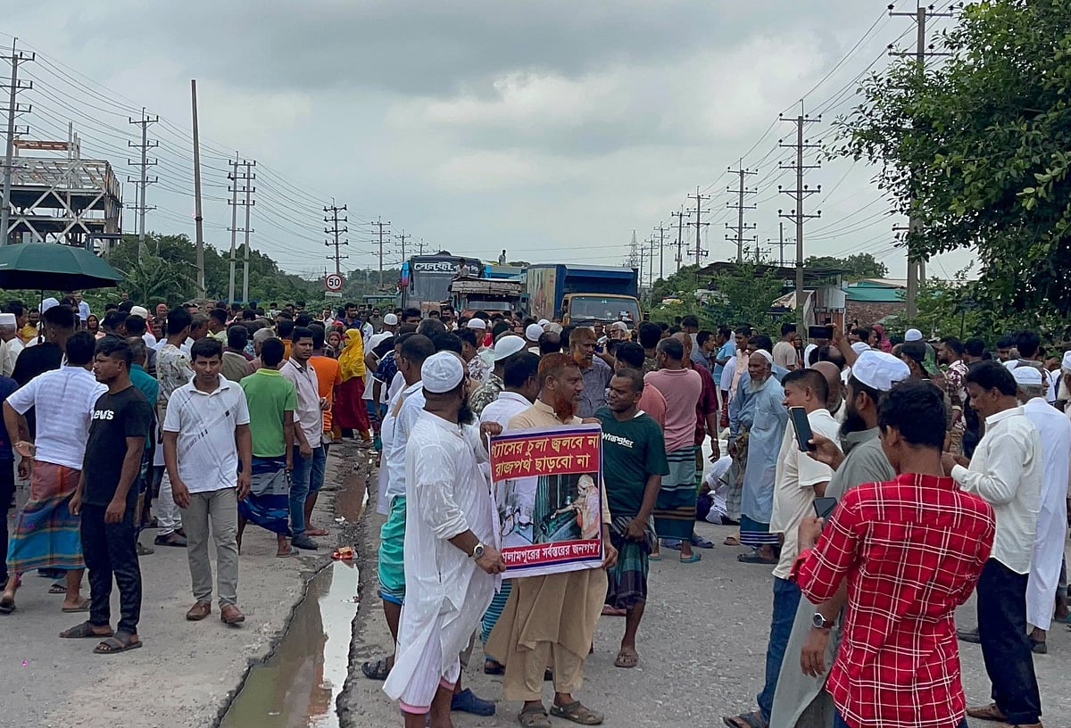 আবাসিক এলাকায় পর্যাপ্ত গ্যাস সরবরাহের দাবিতে ঢাকার ধামরাই উপজেলার কালামপুরে ঢাকা-আরিচা মহাসড়ক অবরোধ করে বিক্ষোভ করেন স্থানীয় লোকজন। আজ সোমবার সকাল ১০টার দিকে