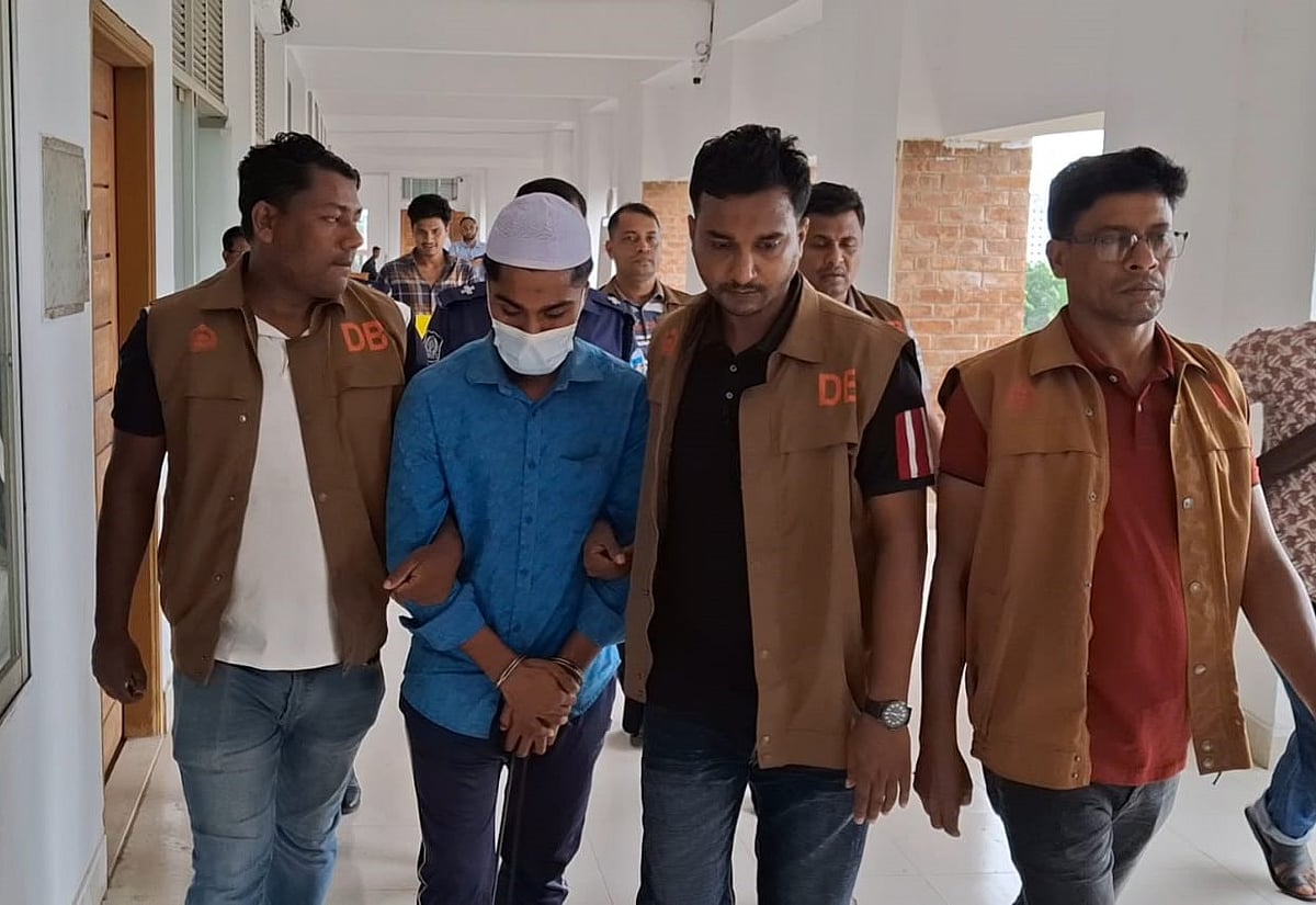 মৃত্যুদণ্ড পাওয়া আসামি মো. শাহদাতকে কারাগারে নেওয়া হচ্ছে। আজ দুপুরে নোয়াখালীর চিফ জুডিশিয়াল ম্যাজিস্ট্রেটআদালত ভবনের বারান্দায়