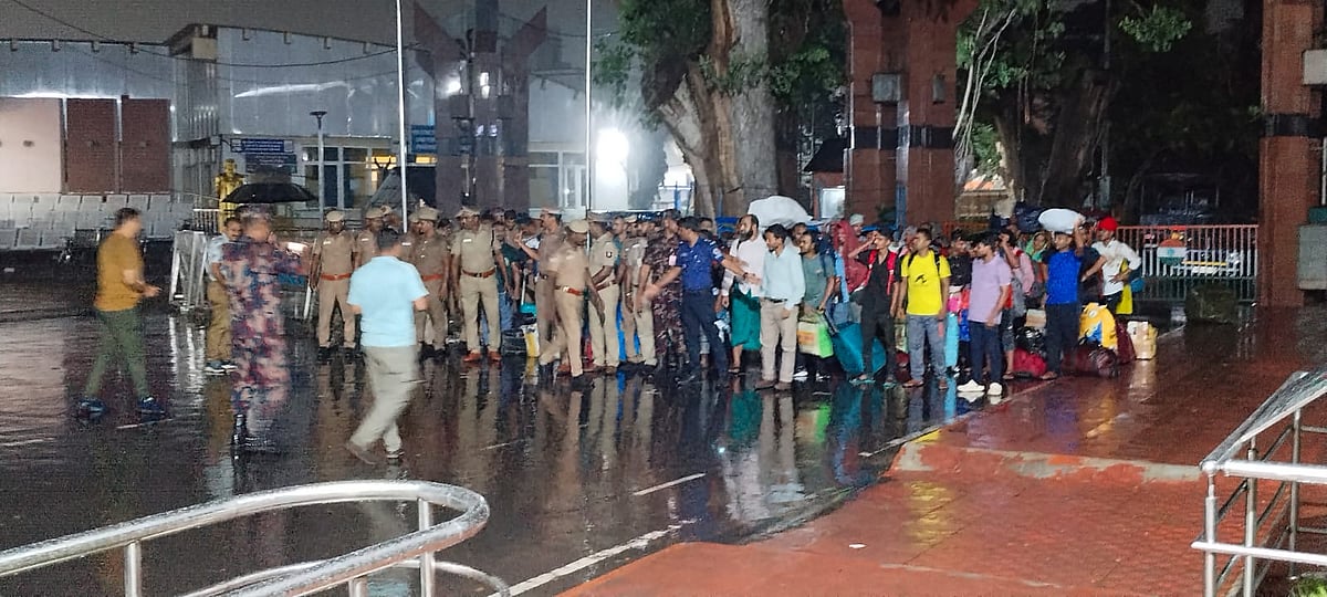 ভারতে কারাভোগ শেষে বিশেষ ট্রাভেল পারমিটে দেশে ফিরলেন ৫০ বাংলাদেশি