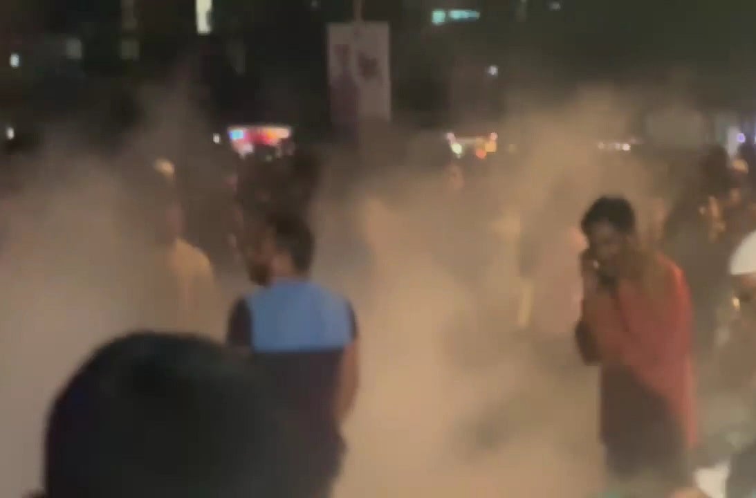 এনসিপির পদযাত্রা কর্মসূচি শেষে সমাবেশ চলাকালে বিস্ফোরণ ঘটলে আতঙ্ক ছড়িয়ে পড়ে। সোমবার রাতে ঢাকার সাভারের তারাপুর ঈদগাহ মাঠ এলাকায়