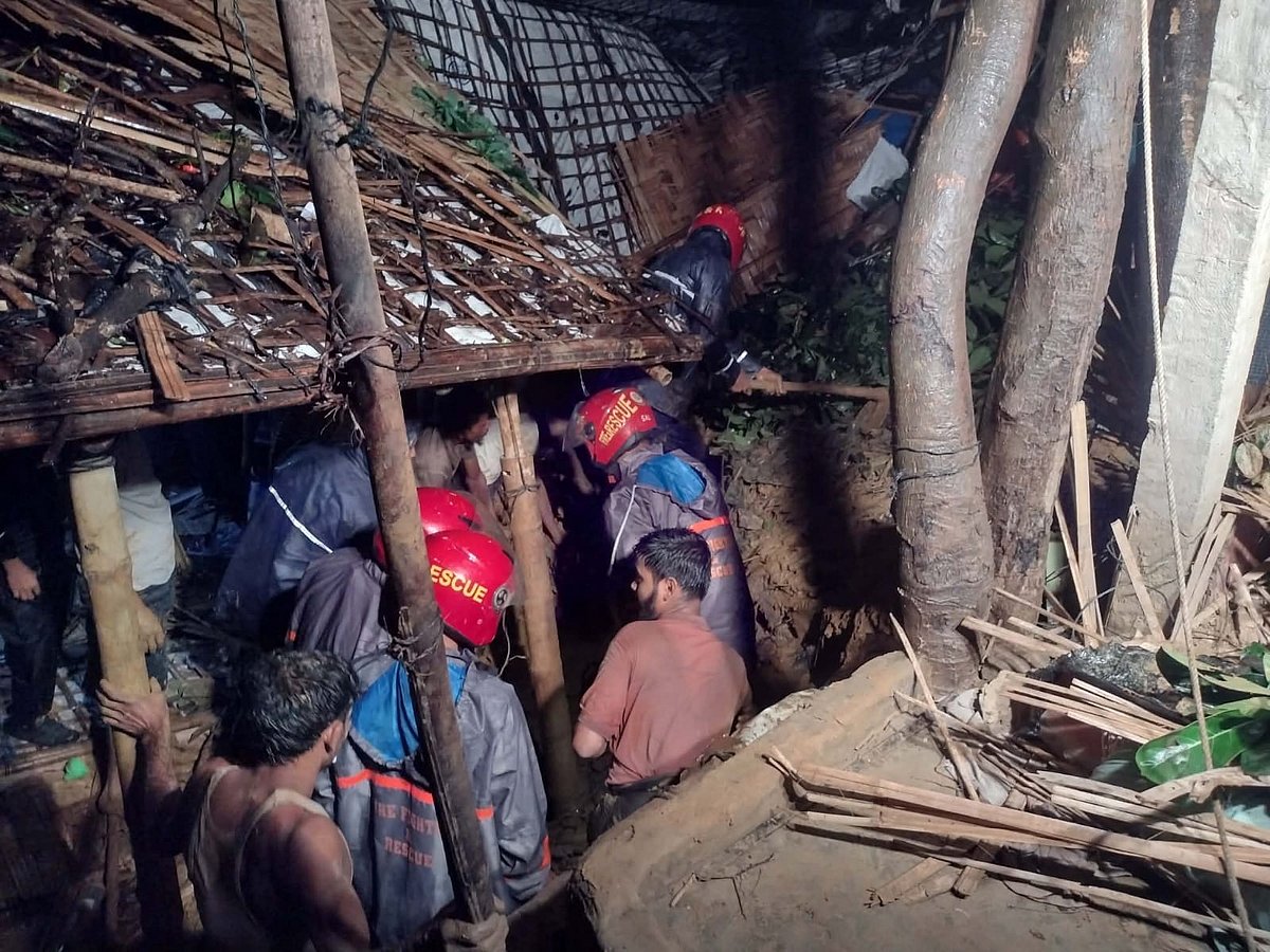 হতাহত ব্যক্তিদের উদ্ধারে কাজ করছেন ফায়ার সার্ভিসের সদস্যরা। আজ ভোরে