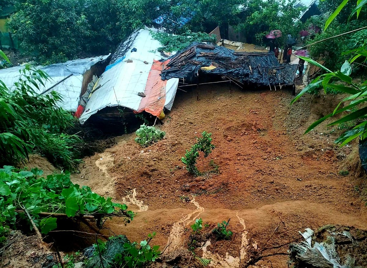 কক্সবাজারের উখিয়ার বালুখালী আশ্রয়শিবিরে পাহাড় ধসের মাটির নিচে চাপা পড়া ঘর। আজ সকালে তোলা