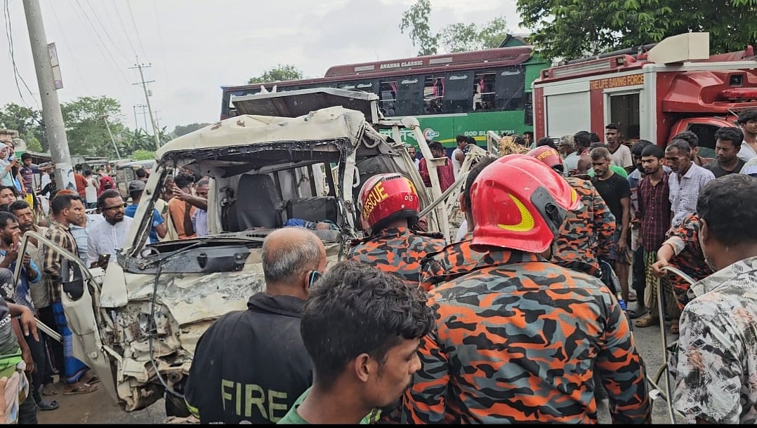 কিশোরগঞ্জের পাকুন্দিয়ায় বাসের সঙ্গে সংঘর্ষে পিকআপটি দুমড়েমুচড়ে যায়। সোমবার বেলা সোয়া তিনটার দিকে ঢাকা-কিশোরগঞ্জ সড়কের সুখিয়াবাজার এলাকায়