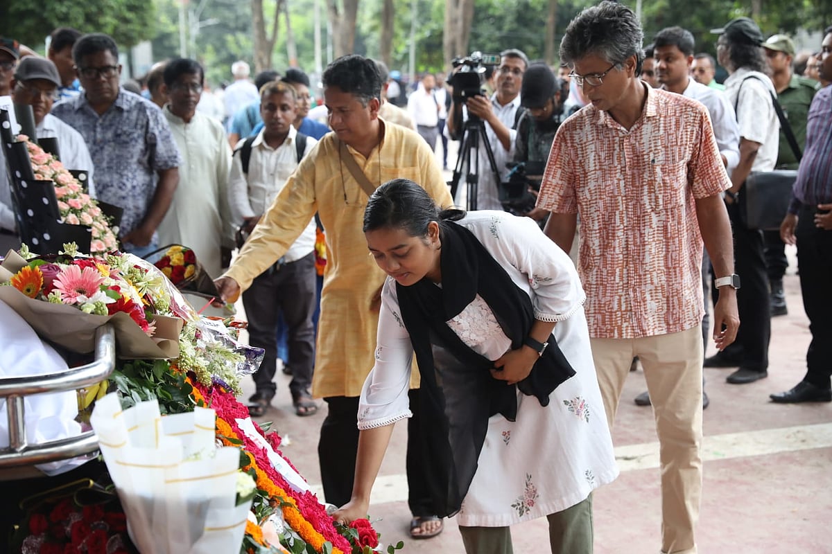 অধ্যাপক আবুল কাসেম ফজলুল হকের কফিনে ফুল দিয়ে শ্রদ্ধা নিবেদন করেন বিভিন্ন শ্রেণি–পেশার মানুষ। আজ সোমবার সকালে কেন্দ্রীয় শহীদ মিনারে