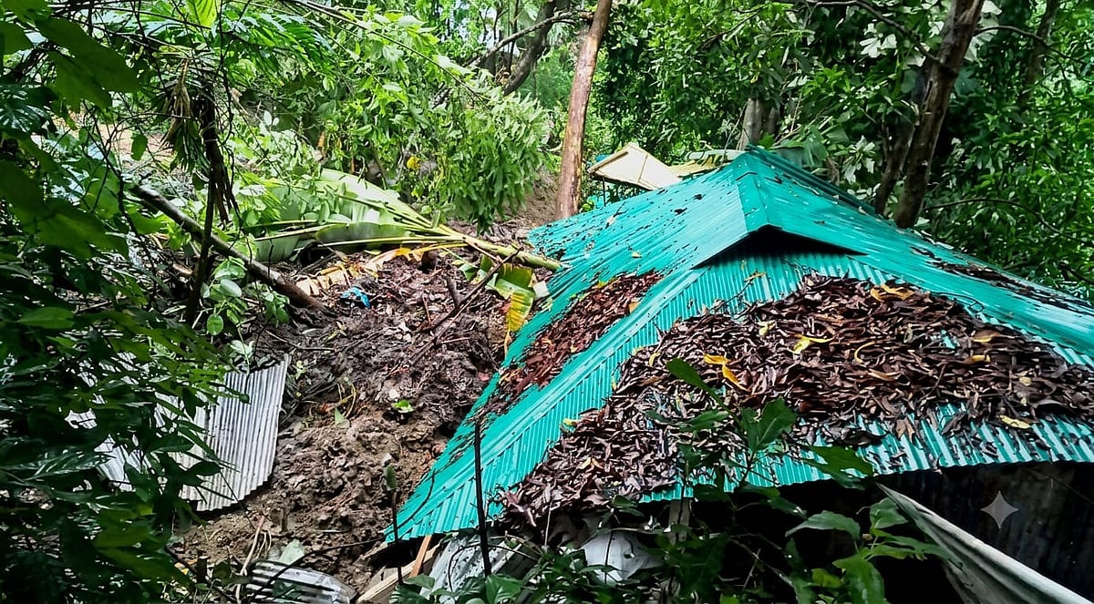কক্সবাজার শহরতলীর দরিয়ানগর এলাকায় পাহাড়ধসে মাটি চাপায় ক্ষতিগ্রস্ত বাড়ি