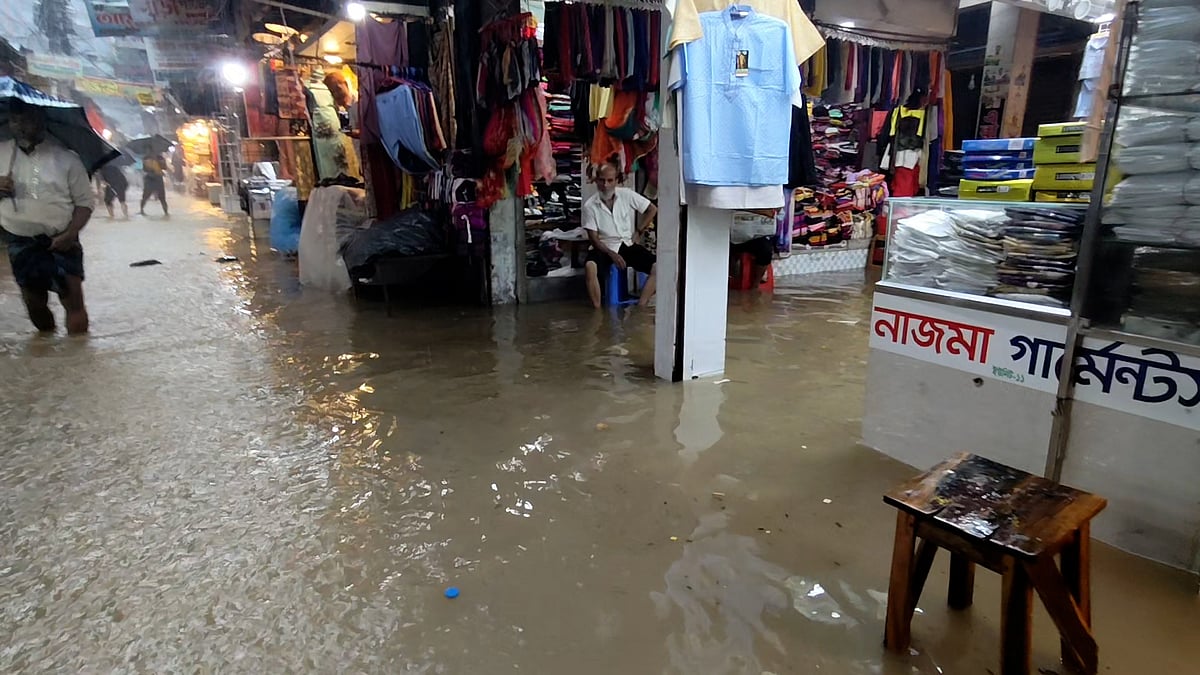 দোকানে পানি ঢুকে নষ্ট পণ্য, বিপাকে ব্যবসায়ীরা
