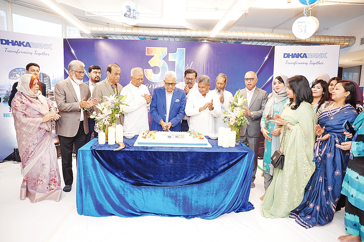 ঢাকা ব্যাংকের ৩১তম প্রতিষ্ঠাবার্ষিকী উদ্‌যাপন অনুষ্ঠানে ব্যাংকের চেয়ারম্যান আবদুল হাই সরকার; এমডি ও সিইও ওসমান এরশাদ ফয়েজসহ পরিচালক ও স্বতন্ত্র পরিচালকেরা। গত রোববার রাজধানীতে ব্যাংকের প্রধান কার্যালয়ে
