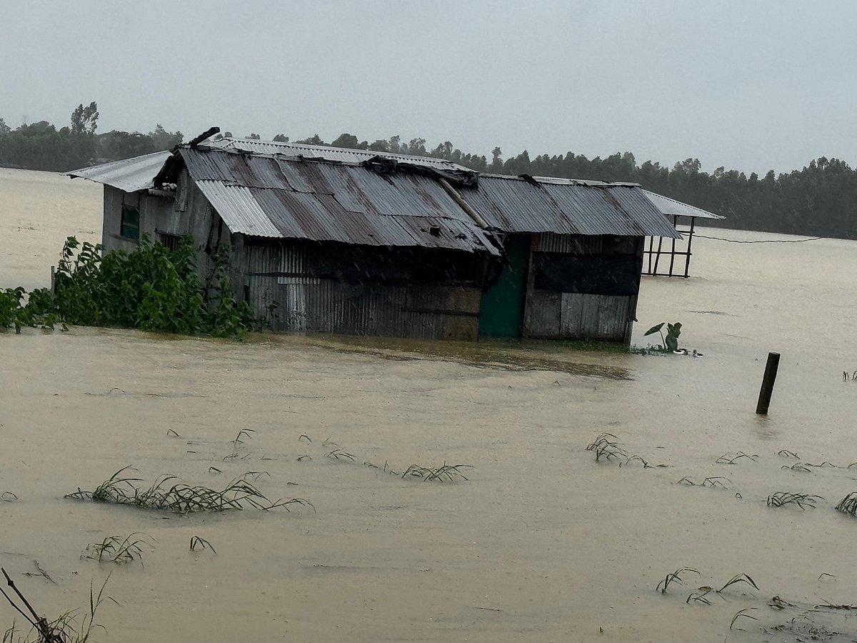 চট্টগ্রাম অঞ্চলে ভারী বর্ষণ ও পাহাড়ধসে ছয়জনের মৃত্যু, ব্যাহত সড়ক ও রেল যোগাযোগ