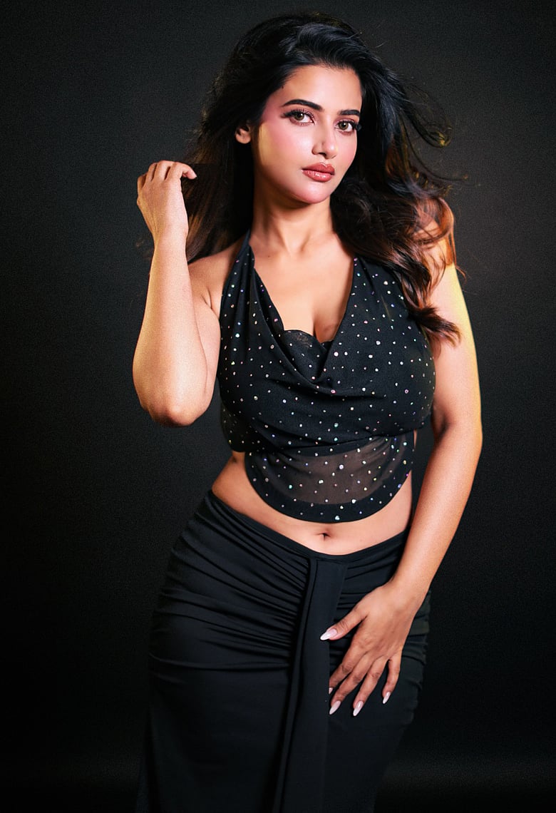 অল ব্ল্যাক লুকে অন্যরকম আবেদন ছড়ালেন ঊষশী
