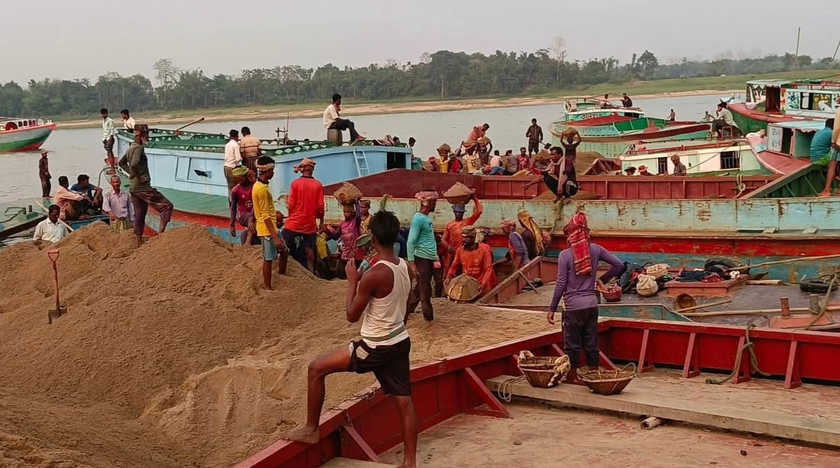 সুনামগঞ্জের জাদুকাটা নদীতে বালু তোলার কাজ করছেন শ্রমিকেরা। সম্প্রতি তোলা